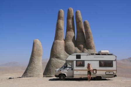 Obligatorisch fr Reisende: Ein Foto mit der 'Mano del desierto'